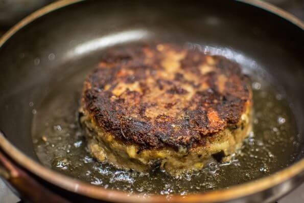 Aubergineburger in de pan.