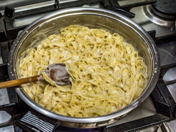 Tagliatelli in garlic cream sauce