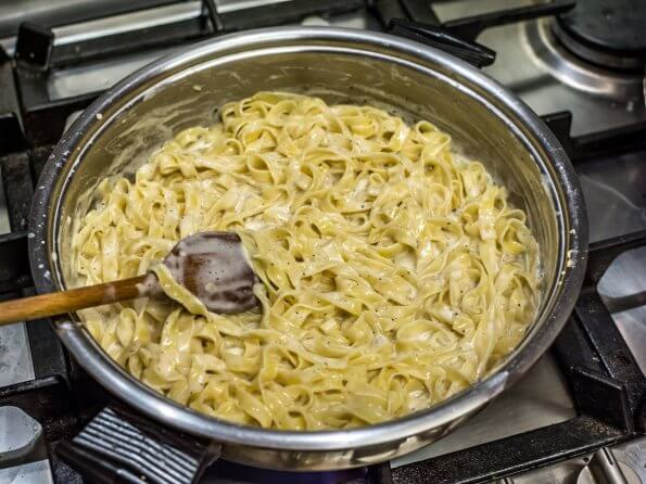 Tagliatelli in garlic cream sauce