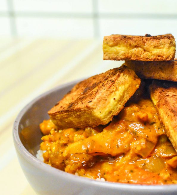 Cauliflower curry with fried tofu