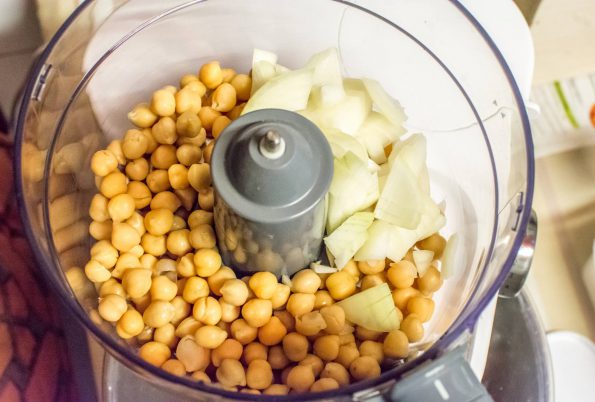 Chickpeas and onion in mixer