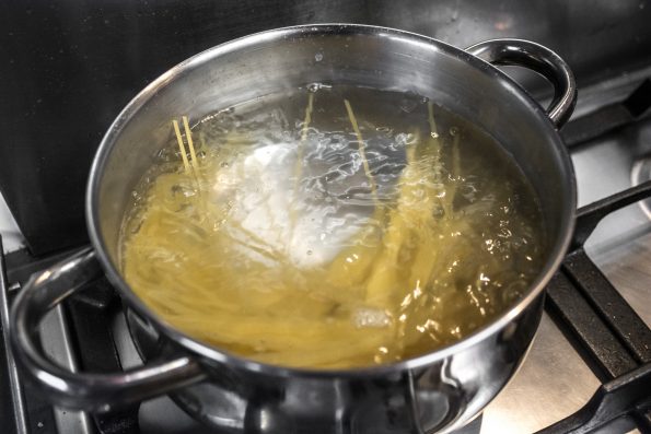 Spaghetti in een pot water